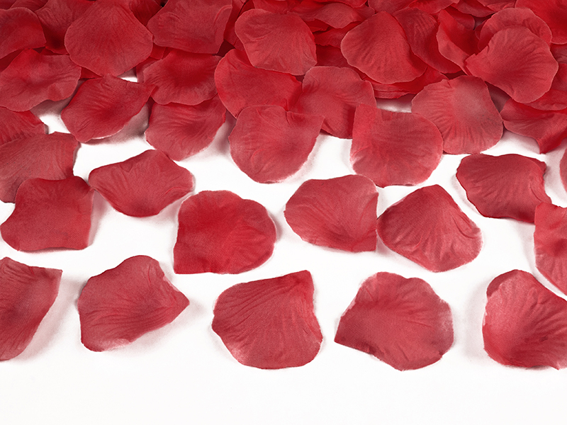 Röda rosenblad i konstmaterial. 100-pack. 19 kronor.