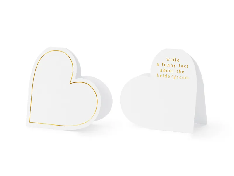 Placeringskort vita i hjärtform med guldtext. På baksidan finns texten write a funny fact about the bride/groom där gästerna kan skriva något om bröllopsparet.