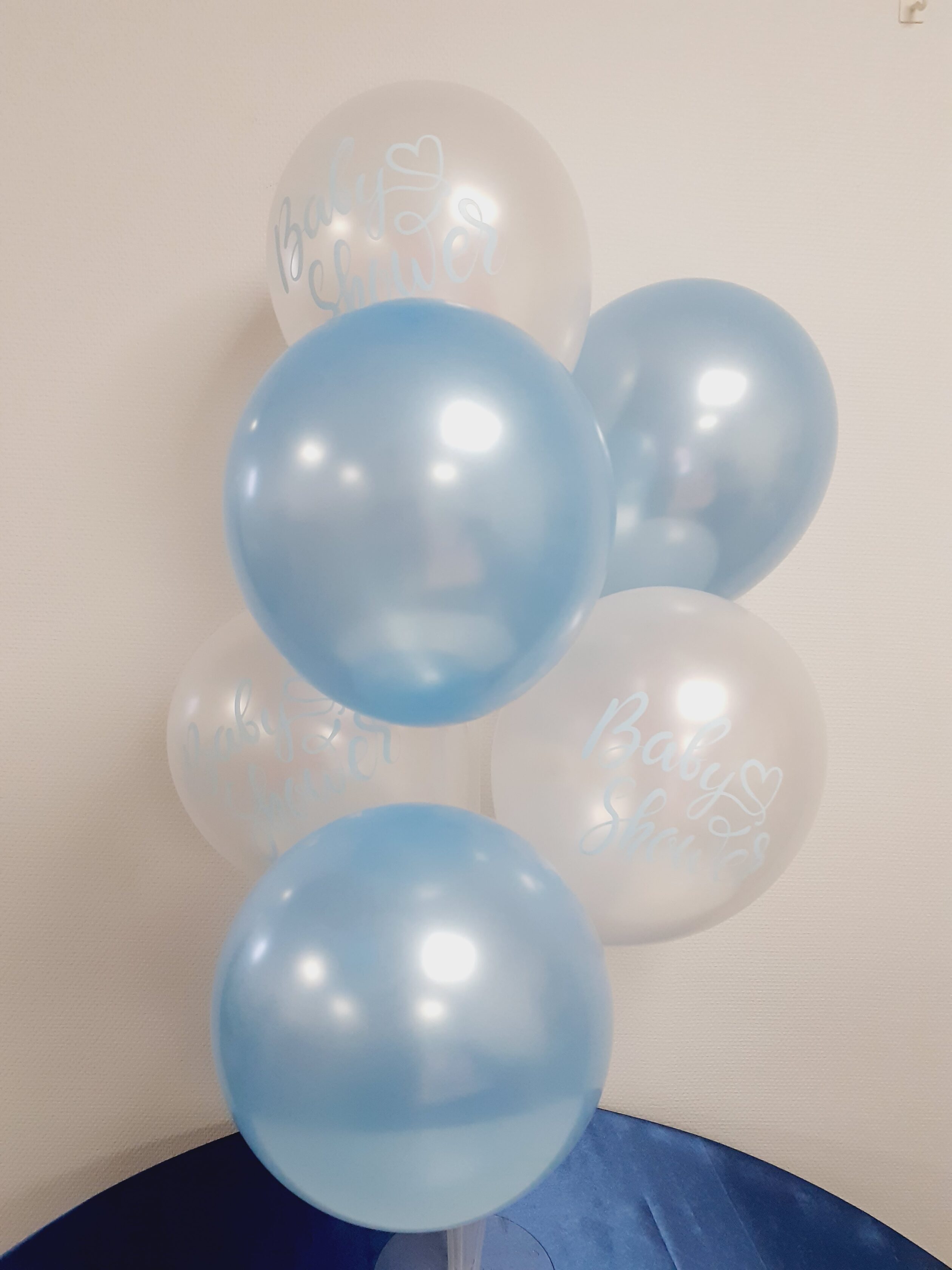En härlig ballongbukett till babyshower i blå färg.